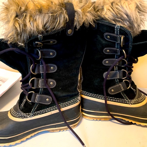 Waterproof winter boots
Size 7
Faux fir
Suede upper
Black in color - Picture 2 of 6